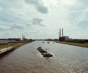 835832 Gezicht op het Amsterdam-Rijnkanaal, vanaf de spoorbrug in de lijn Utrecht-Amsterdam (DEMKA-brug), uit het noorden.